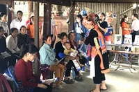 Cô đỡ thôn, bản tuyên truyền về dinh dưỡng bà mẹ, trẻ em cho phụ nữ xã Mù Sang, huyện Phong Thổ (Lai Châu).
