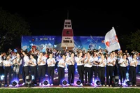 Sinh viên, cán bộ Hội tiêu biểu và cán bộ, chiến sĩ, người dân thị trấn Trường Sa (huyện Trường Sa, tỉnh Khánh Hòa) trong hành trình “Sinh viên với biển, đảo Tổ quốc” năm 2023. (Ảnh NAM TRẦN)