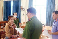 Công an đọc lệnh bắt giam Nhan Thị Kiều Oanh.