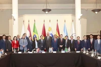 Chủ tịch Quốc hội Vương Đình Huệ và ông Gustavo Penades (bên phải), Chủ tịch Nghị viện Mercosur với đại biểu. (Ảnh: Doãn Tấn/TTXVN) 