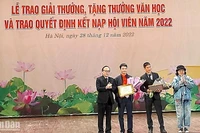 Đại diện Hội Nhà văn Hà Nội trao giải thưởng và tặng thưởng cho các tác giả, đại diện tác giả. 