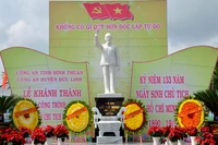 Tượng đài Chủ tịch Hồ Chí Minh tại Công an huyện Đức Linh. 