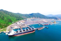 Hàng hóa vận chuyển bằng container đi, đến cảng Chân Mây.