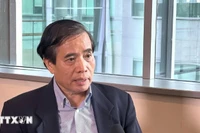 Giáo sư Vũ Minh Khương, Trường Chính sách công Lý Quang Diệu Singapore, trả lời phỏng vấn của phóng viên TTXVN. (Ảnh: Tất Đạt/TTXVN) 