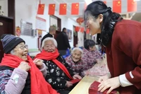 Ảnh minh họa: Người già được chăm sóc sức khỏe tại một viện dưỡng lão ở tỉnh Hà Bắc, Trung Quốc. (Ảnh: Nhân Dân Nhật báo)