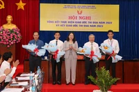 Phó Chủ tịch nước Võ Thị Ánh Xuân biểu dương và tặng hoa các cá nhân tiêu biểu trong phong trào thi đua của Cụm.