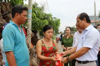 Lãnh đạo huyện Cần Giuộc (Long An) hỗ trợ, động viên hộ dân bị thiệt hại do sạt lở. 