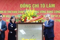 Tổng Bí thư Tô Lâm tặng Thư của Chủ tịch Hồ Chí Minh gửi Hội nghị cán bộ y tế đầu năm 1955. (Ảnh: TTXVN)