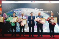 Giáo sư, Viện sĩ Châu Văn Minh trao bằng khen và kỷ niệm chương cho các cán bộ Việt Nam và Pháp có đóng góp thúc đẩy dự án. (Nguồn ảnh: Trung tâm Thông tin-Tư liệu, Viện Hàn lâm Khoa học và Công nghệ Việt Nam)