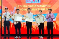 Ban Tổ chức trao Bằng khen của Bộ Giáo dục và Đào tạo tặng các thí sinh giành huy chương tại Vòng chung kết thế giới các Cuộc thi MOS và ACP năm 2022.