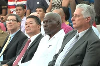 Bí thư Thứ nhất Ban Chấp hành Trung ương Đảng Cộng sản Cuba, Chủ tịch nước Cuba Miguel Díaz-Canel cùng các đại biểu dự lễ kỷ niệm. 