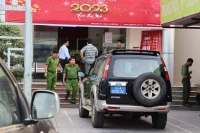 Lãnh đạo Phòng Cảnh sát hình sự Công an tỉnh Đồng Nai chỉ đạo điều tra tại hiện trường phòng giao dịch.