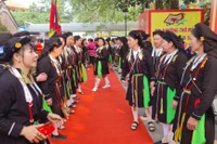 Bà con dân tộc Sán Dìu dự lễ hội Tây Thiên.