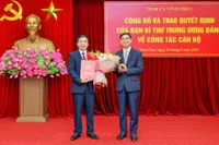 Bí thư Tỉnh ủy Dương Văn An trao Quyết định của Ban Bí thư chuẩn y chức vụ Phó Bí thư Tỉnh ủy cho đồng chí Bùi Huy Vĩnh.