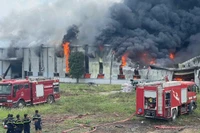 Hầu hết khu nhà xưởng rộng hơn 10.000m² đã bị cháy rụi.