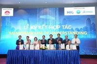 Đồng chí Đặng Xuân Phong, Bí thư Tỉnh ủy Vĩnh Phúc và các đồng chí lãnh đạo chứng kiến lễ ký biên bản ghi nhớ.