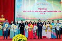 Phó Bí thư Thường trực Tỉnh ủy Bùi Huy Vĩnh, Trưởng Ban Tuyên giáo Tỉnh ủy Nguyễn Tuấn Khanh trao giải B Giải Báo chí về xây dựng Đảng tỉnh Vĩnh Phúc năm 2024.