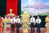 Đại diện Bộ Kế hoạch và Đầu tư tặng hoa chúc mừng Ban Quản lý các Khu công nghiệp.