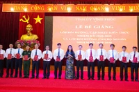 Bí thư Tỉnh ủy Hoàng Thị Thúy Lan trao giấy chứng nhận hoàn thành khóa học cho các học viên.