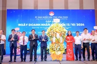Lãnh đạo tỉnh Vĩnh Phúc chúc mừng Hiệp hội Doanh nghiệp tỉnh. 