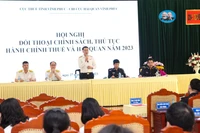 Lãnh đạo Cục thuế tỉnh và Chi cục Hải quan đối thoại với người nộp thuế.