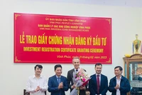 Lãnh đạo Ban Quản lý các Khu công nghiệp tỉnh Vĩnh Phúc chúc mừng Công ty TNHH Piaggio Việt nam tăng vốn đầu tư.