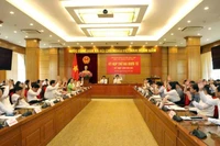 Đại biểu Hội đồng nhân dân tỉnh Vĩnh Phúc biểu quyết tán thành chủ trương sắp xếp đơn vị hành chính cấp xã.