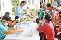Các đơn vị cấp phát thuốc miễn phí cho người dân xã biên giới Ia Lốp, huyện Ea Súp. 
