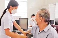 Người dân Cần Thơ khám bệnh tại một trung tâm y tế trên địa bàn. 