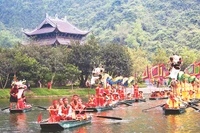 Thuyền rồng trong lễ hội Tràng An. Ảnh: TRƯỜNG HUY