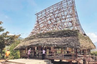 Dân làng Đăk Wâk, xã Đăk Kroong, huyện Đăk Glei chung tay sửa lại nhà rông.
