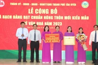 Lãnh đạo tỉnh Bình Dương trao Quyết định công nhận và phần thưởng cho xã Bạch Đằng đạt chuẩn nông thôn mới kiểu mẫu về văn hóa.