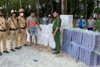Đối tượng Nguyễn Công Minh (dấu X) và tang vật thuốc lá điếu ngoại nhập lậu bị tạm giữ.