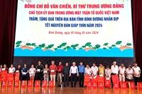 Đồng chí Đỗ Văn Chiến và lãnh đạo Tổng Liên đoàn Lao động Việt Nam, lãnh đạo tỉnh Bình Dương trao tặng quà cho công nhân lao động, người dân có hoàn cảnh khá khăn.