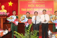 Lãnh đạo tỉnh Bình Dương trao các Quyết định của Bộ Quốc phòng cho các đồng chí lãnh đạo Bộ Chỉ huy quân sự tỉnh Bình Dương. 