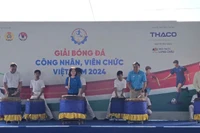 Phó Chủ tịch Tổng Liên đoàn Lao động Việt Nam Thái Thu Xương và các đại biểu đánh trống khai mạc giải.