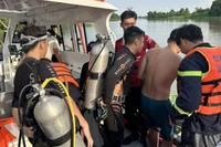 Đến hơn 17 giờ ngày 4/6, công tác tiềm kiếm nạn nhân vụ đuối nước vẫn đang tiến hành khẩn trương. 