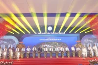 Nguyên Chủ tịch nước Nguyễn Minh Triết và các đại biểu thực hiện nghi thức khởi công dự án Khu lưu niệm Cụ Phó bảng Nguyễn Sinh Sắc.