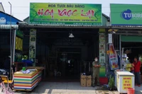 Hiện trường là cửa hàng hoa nghi án chồng sát hại vợ rồi tự tử. 