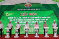 Lãnh đạo Tổng công ty HUD và các đại biểu thực hiện thức phát động thi đua hoàn thành dự án và cất nóc 3 khối nhà dự án Khu nhà ở xã hội An Sinh. 