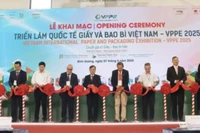 Các đại biểu thực hiện nghi thức khai mạc triển lãm.