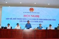 Lãnh đạo Ủy ban nhân dân tỉnh Bình Dương và các đại biểu tại hội nghị.