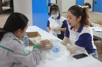 Người lao động được tư vấn và phát thuốc miễn phí tại chương trình.