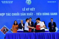 Hội Gốm sứ Kim Lan (huyện Gia Lâm) và Hội Làng nghề gỗ mỹ nghệ truyền thống Thiết Úng (huyện Đông Anh) ký kết hợp tác.