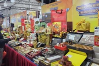 Người tiêu dùng tham quan, mua sắm tại hội chợ.