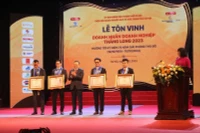 Lãnh đạo thành phố Hà Nội tặng Bằng khen cho các doanh nghiệp xuất sắc.