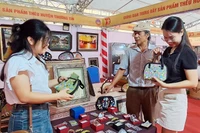 Nghệ nhân làng nghề giới thiệu các sản phẩm thủ công mỹ nghệ, quà tặng tới khách hàng.