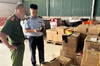 Lực lượng Công an và Quản lý thị trường Hà Nội kiểm tra hàng hóa vi phạm.