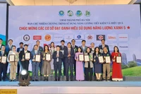 Lãnh đạo Sở Công thương Hà Nội trao danh hiệu Cơ sở, công trình xây dựng sử dụng năng lượng xanh 5 sao.