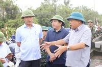 Chủ tịch Ủy ban nhân dân thành phố Hà Nội Trần Sỹ Thanh trực tiếp chỉ đạo công tác phòng, chống thiên tai tại khu vực cống Liên Mạc, quận Bắc Từ Liêm. (Ảnh: MAI HỮU)